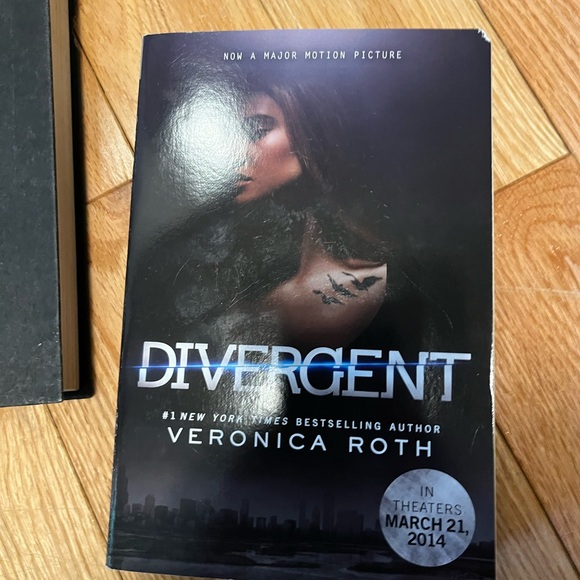Divergent Book by Veronica Roth - Picture 1 of 2
